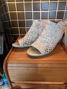 Remonte Beige Floral Metallic Perforated Leather Sandals,40